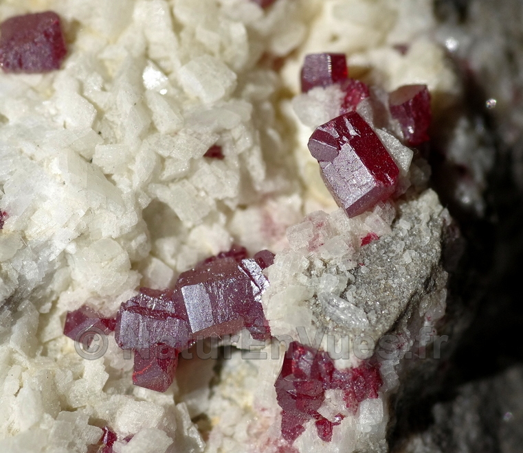 Cinabre (sulfure de mercure) sur dolomite (Chine) .JPG
